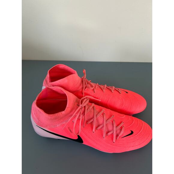 Nike soccer cleats Phantom Luna II Pro pink size 10 Mens/11.5 womens